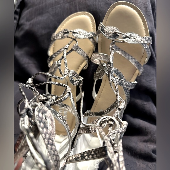 Flat, gladiator style sandals - Picture 6 of 7